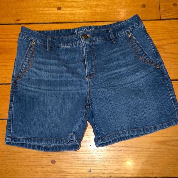 Gloria Vanderbilt All Around Slimming Effect Denim Shorts - Picture 1 of 4